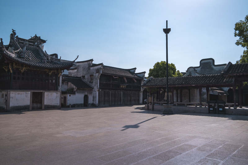古韵庭院 青瓦白墙映蓝天图片