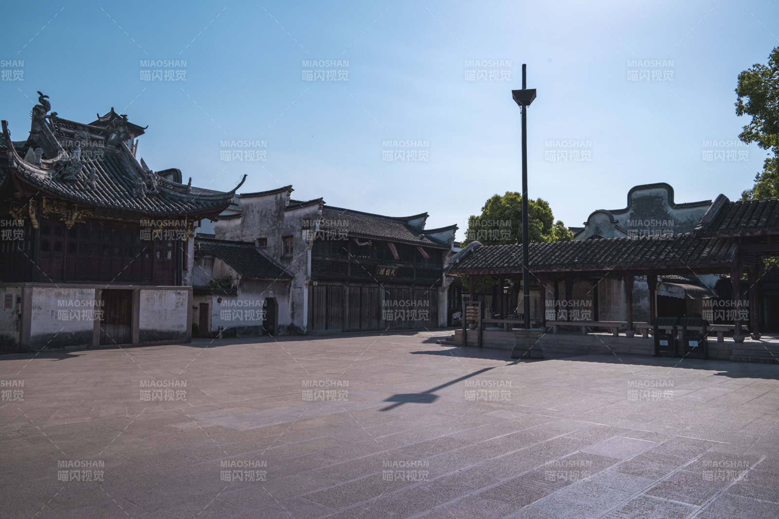 浙江乌镇南栅古韵庭院 青瓦白墙映蓝天图片