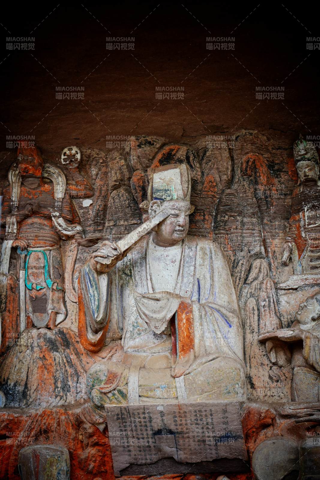 石窟彩塑佛像群像。图片