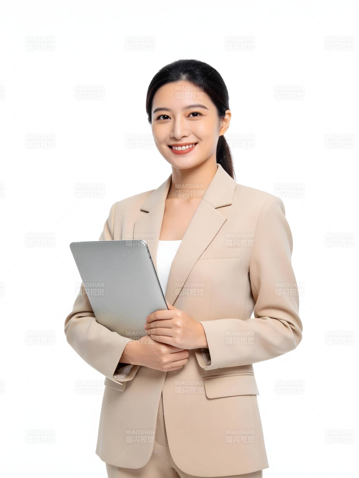职场女性持平板微笑站立图片