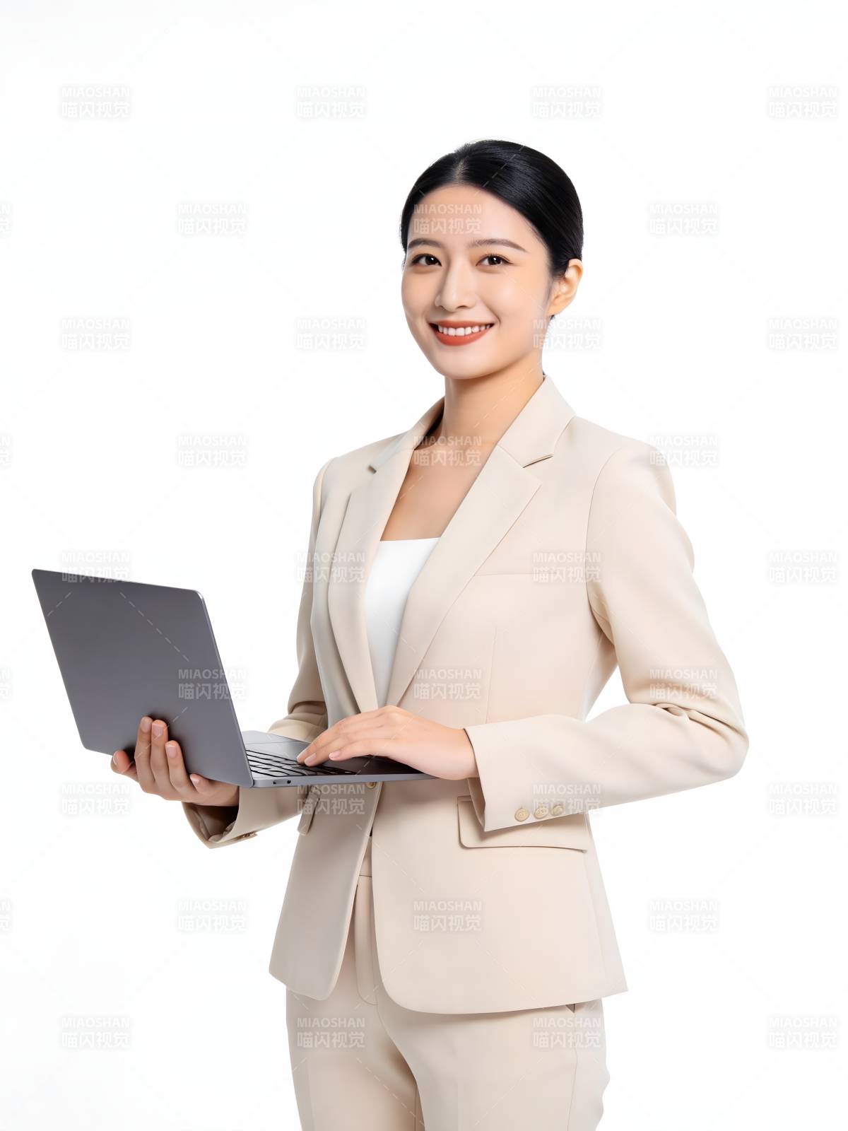 职场女性持笔记本微笑图片
