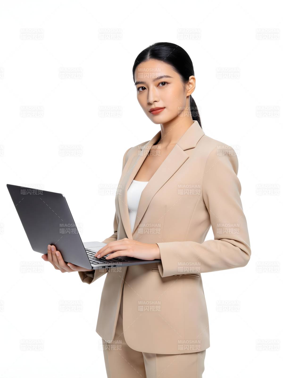 职场女性持笔记本自信微笑图片