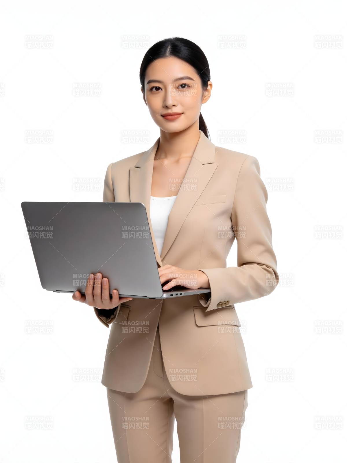 职场女性持笔记本微笑站立图片