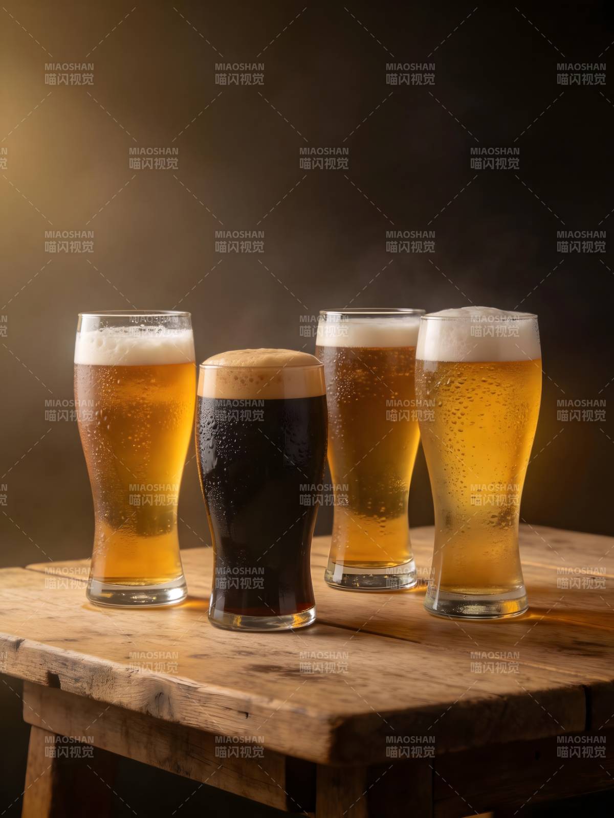 四杯啤酒 木桌暖光图片