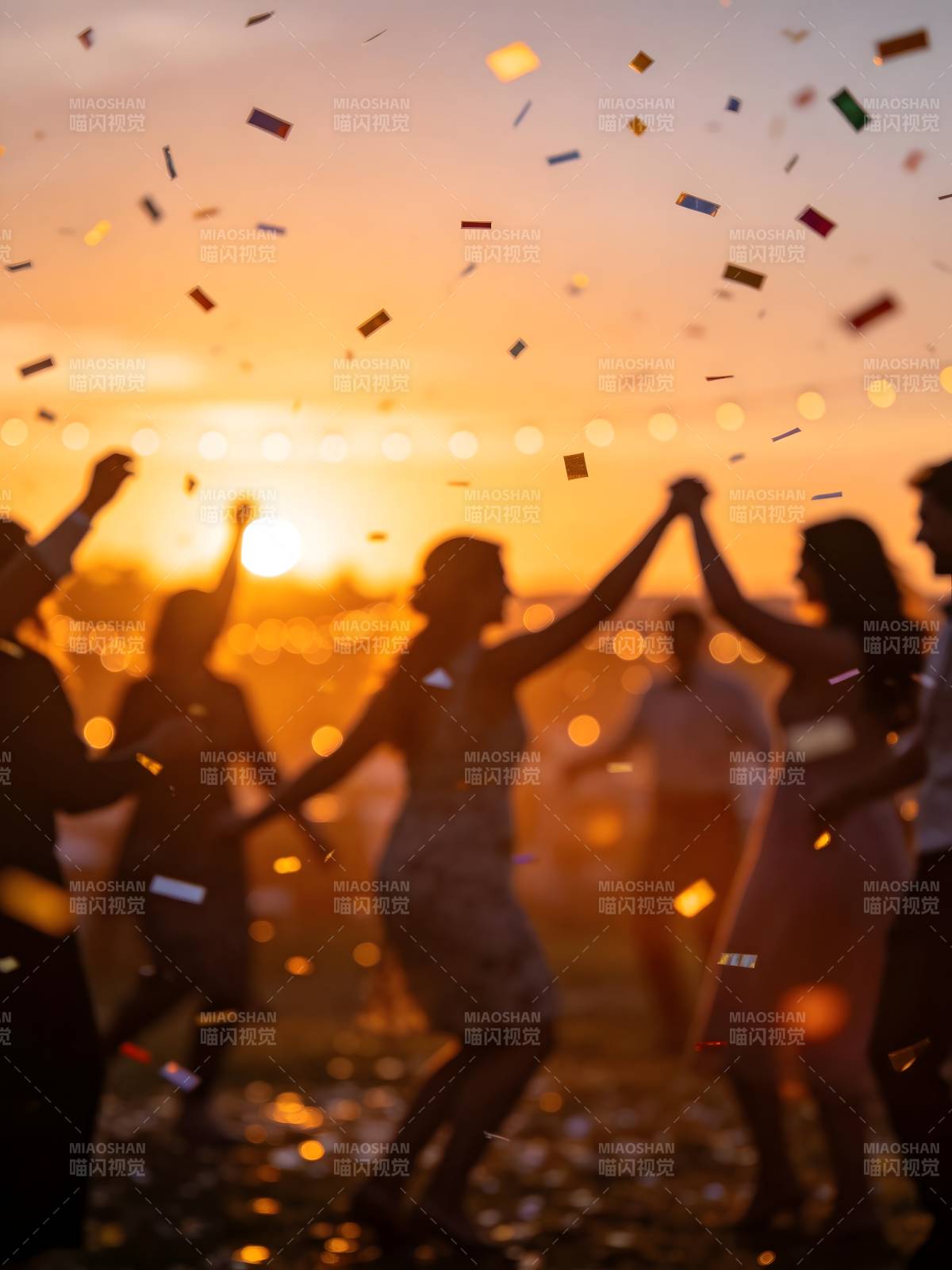 夕阳下的欢庆时刻图片