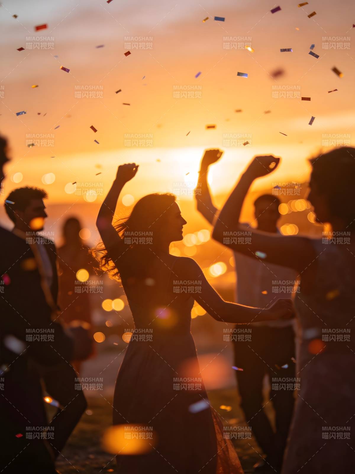 夕阳下 彩带飞舞庆欢愉图片