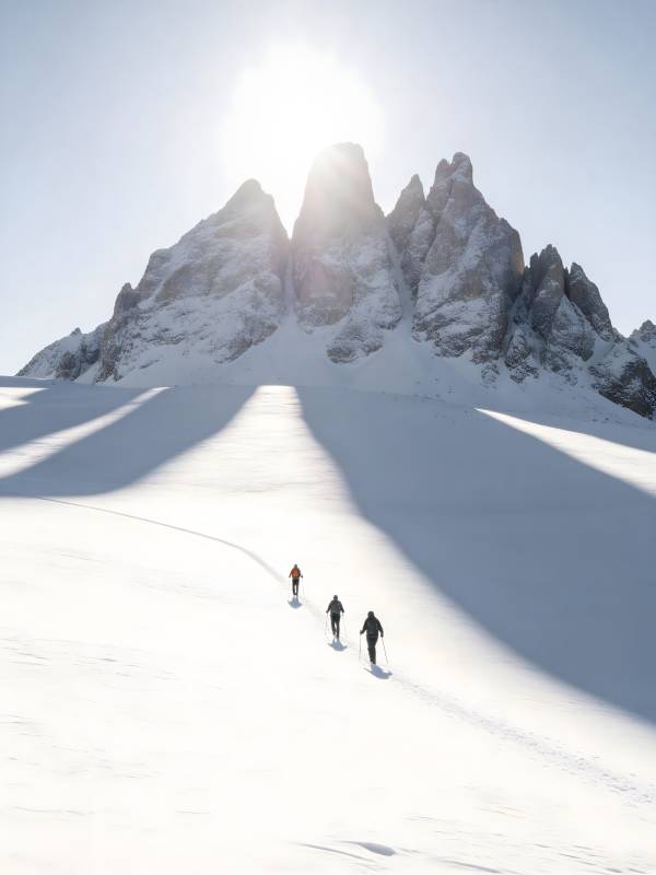 雪山三人行 阳光耀峰顶图片
