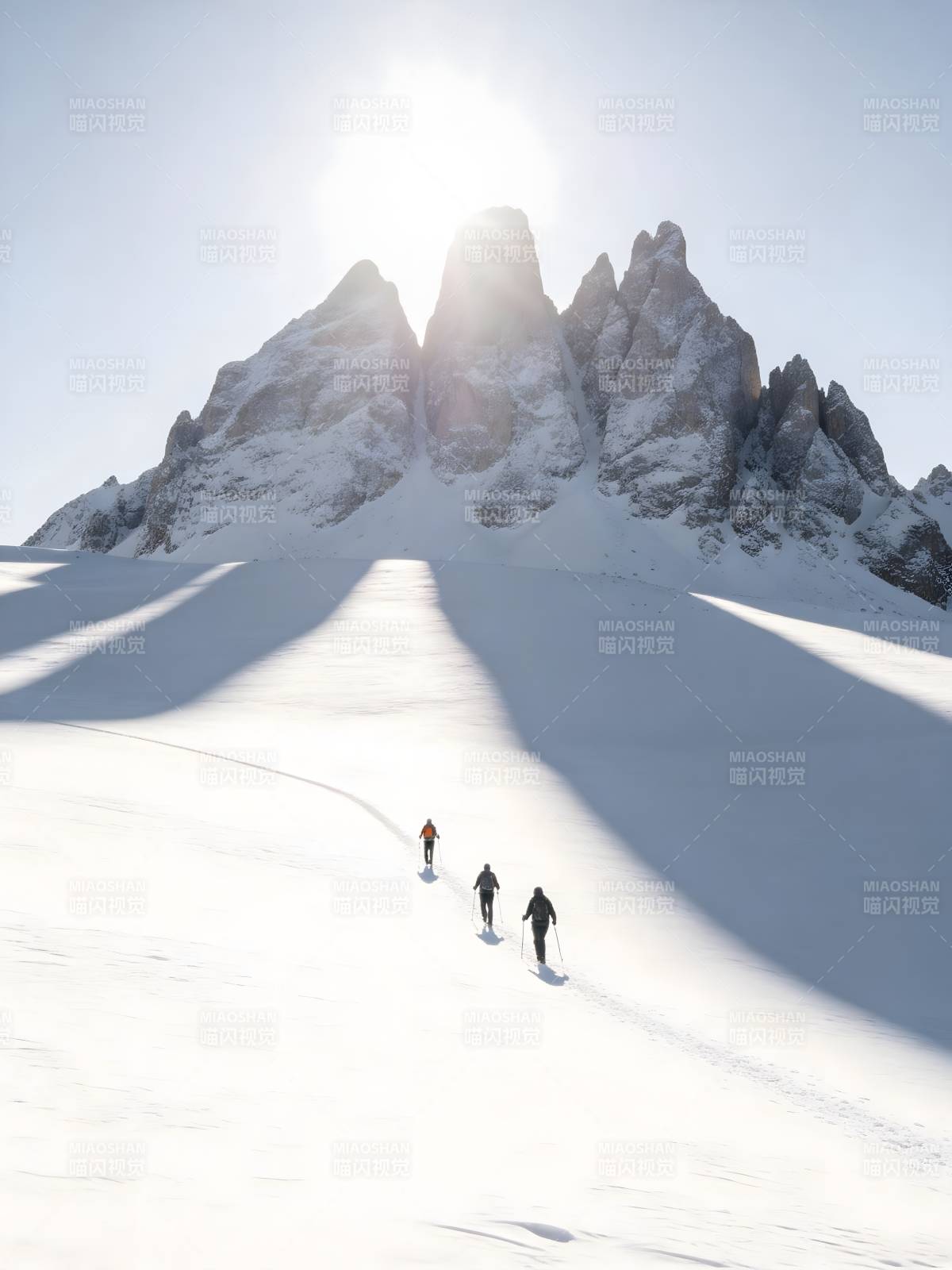 雪山三人行 阳光耀峰顶图片