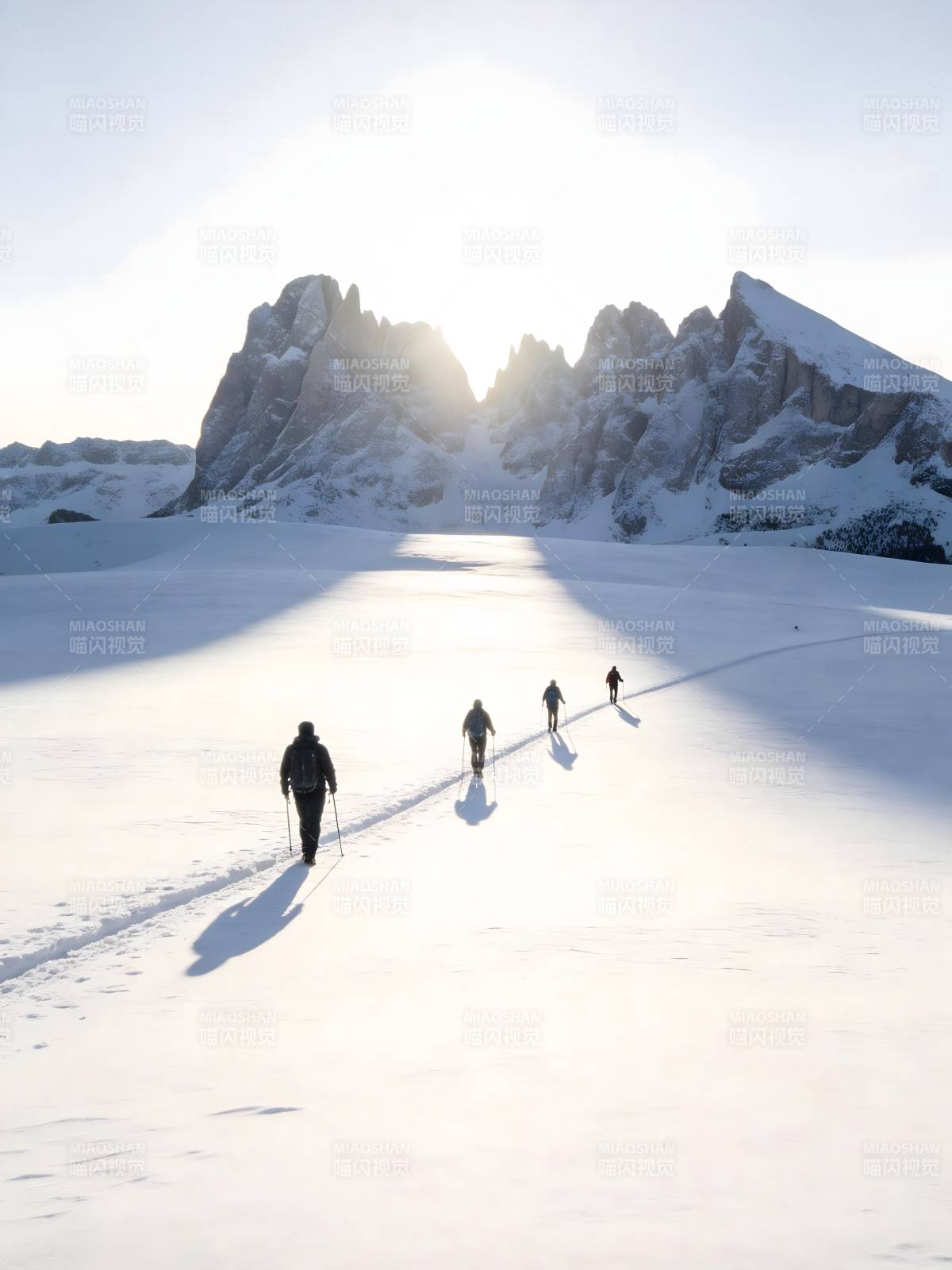 雪原徒步 四人向山行图片