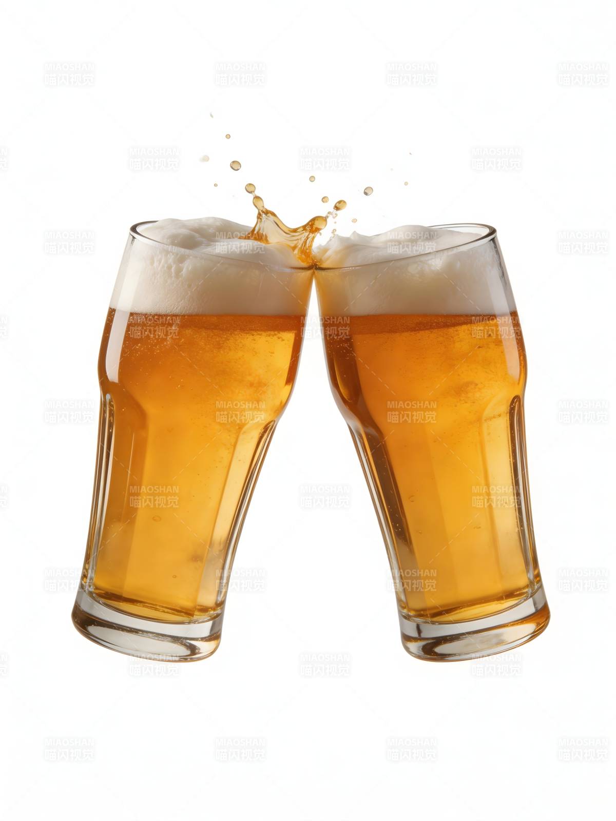 干杯 啤酒碰撞瞬间图片
