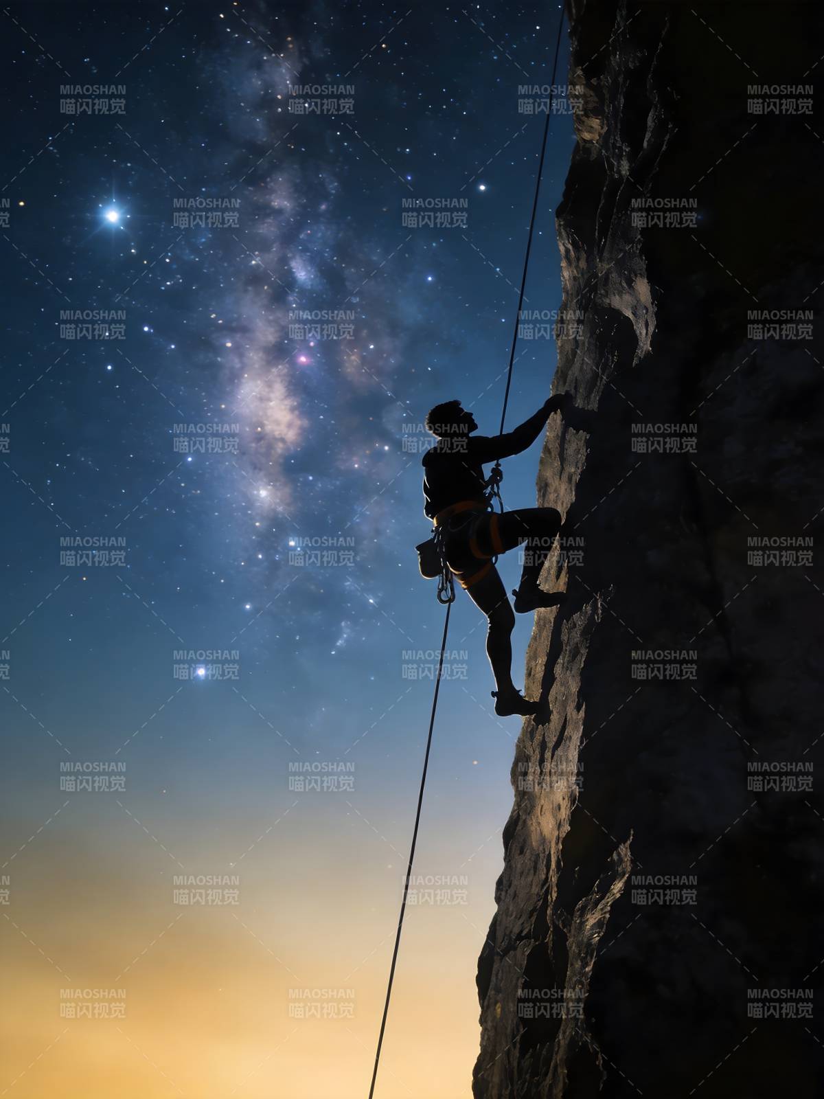 星空下攀岩者剪影图片