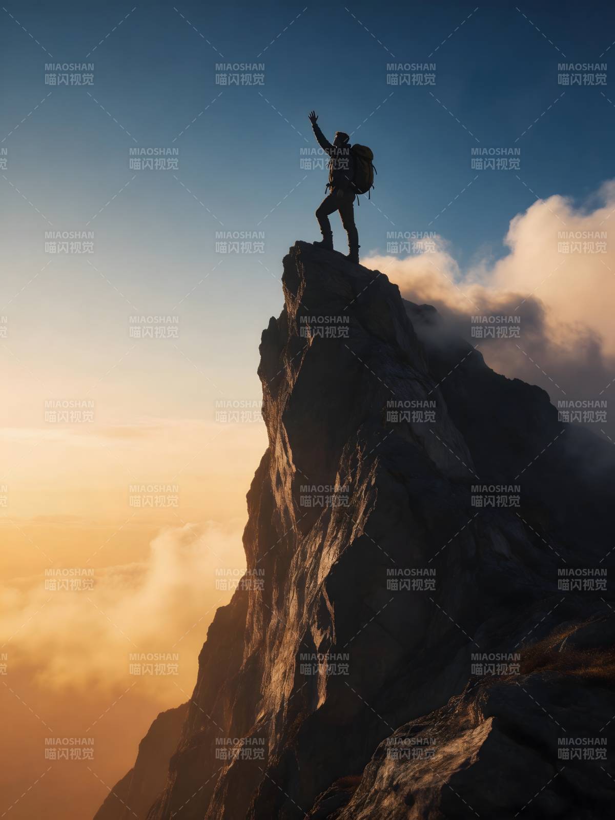 登顶者 云海之上挥臂图片