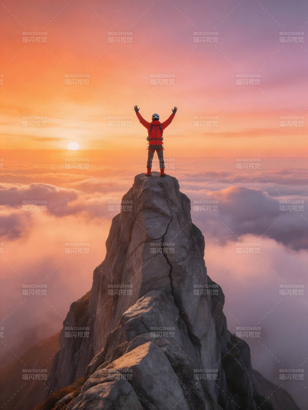 登顶者 云海之上迎朝阳图片