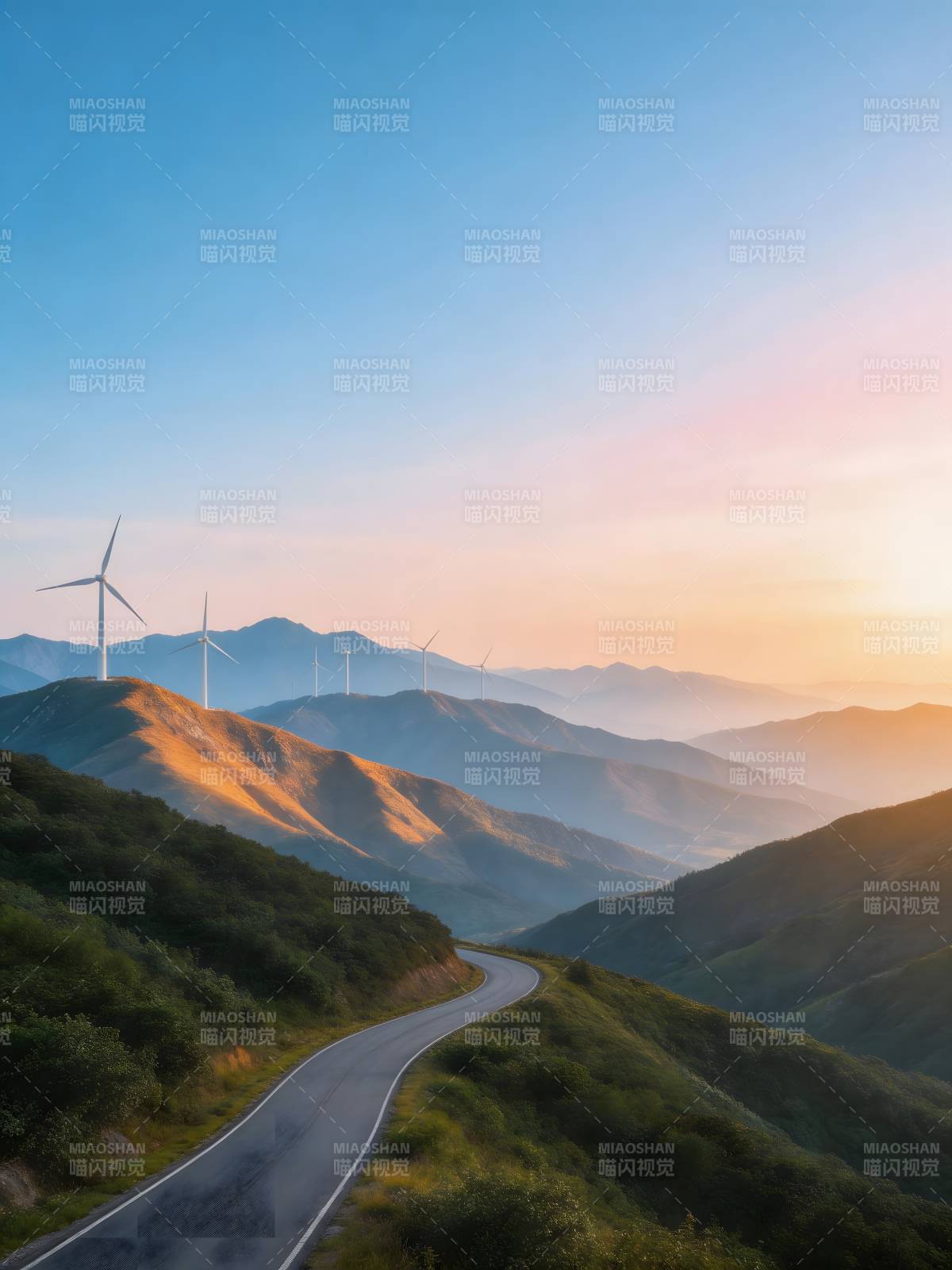 山间风车路 晨曦映绿野图片