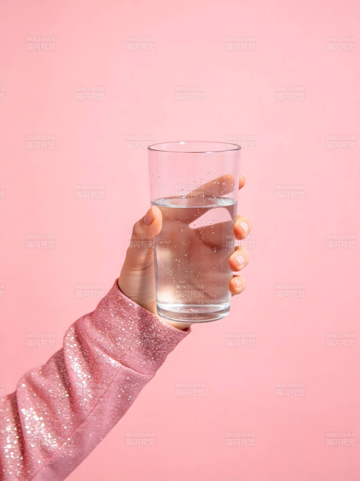 粉手举水杯 清新又甜美图片