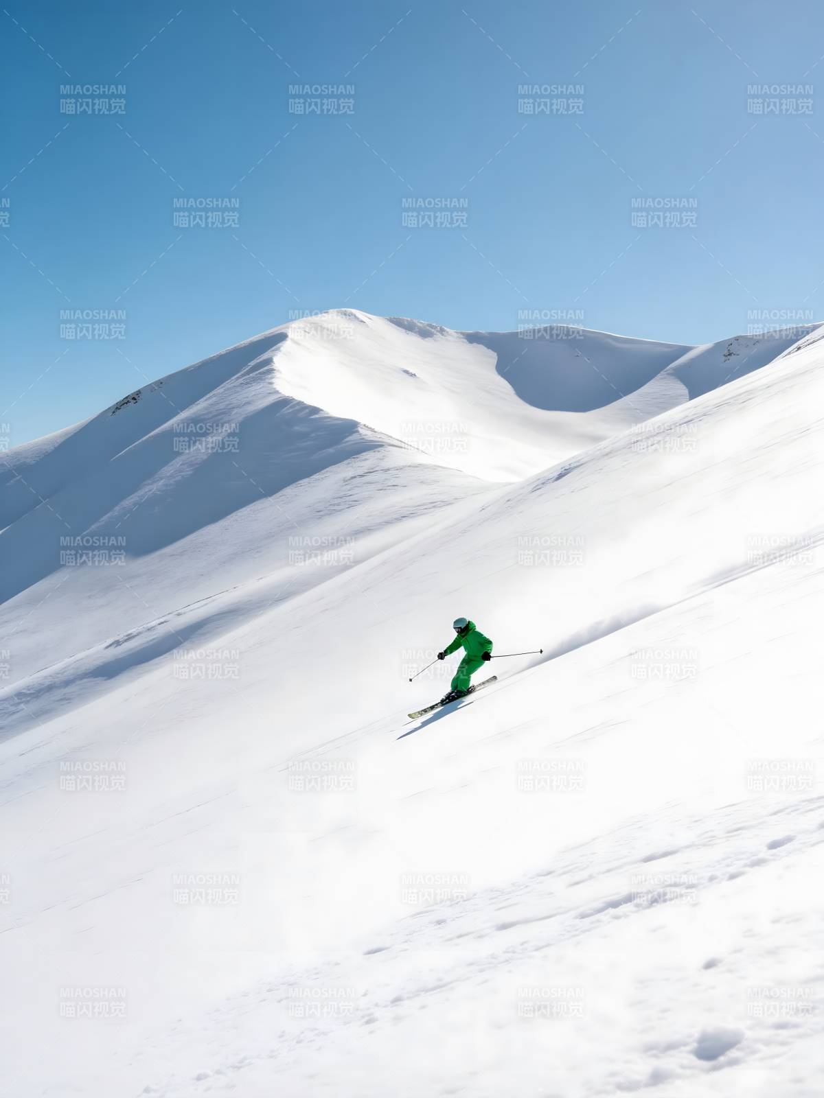 雪坡飞驰 绿衣滑雪者图片