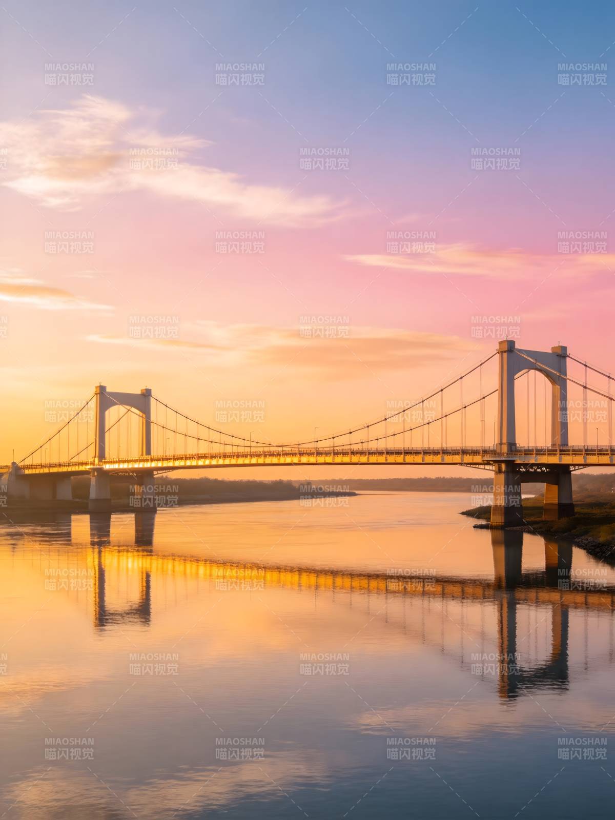 夕阳桥影 水天一色美如画图片