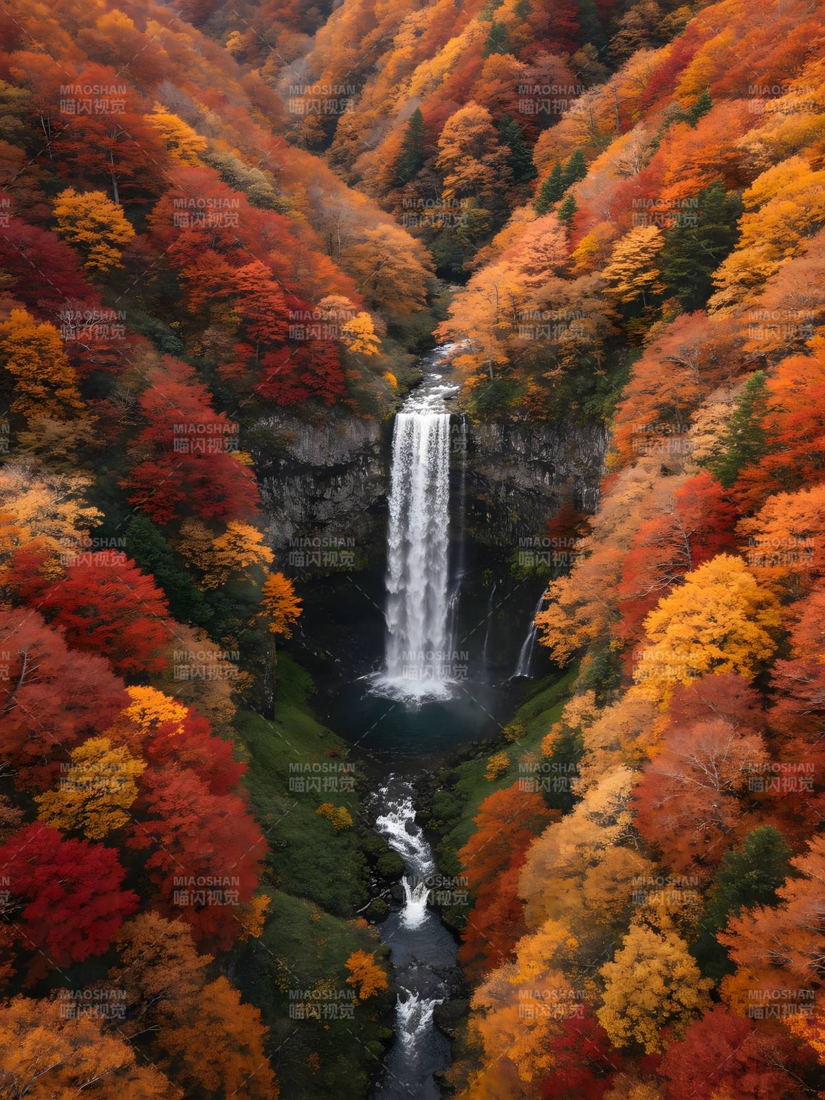 秋瀑染彩 山河如画图片