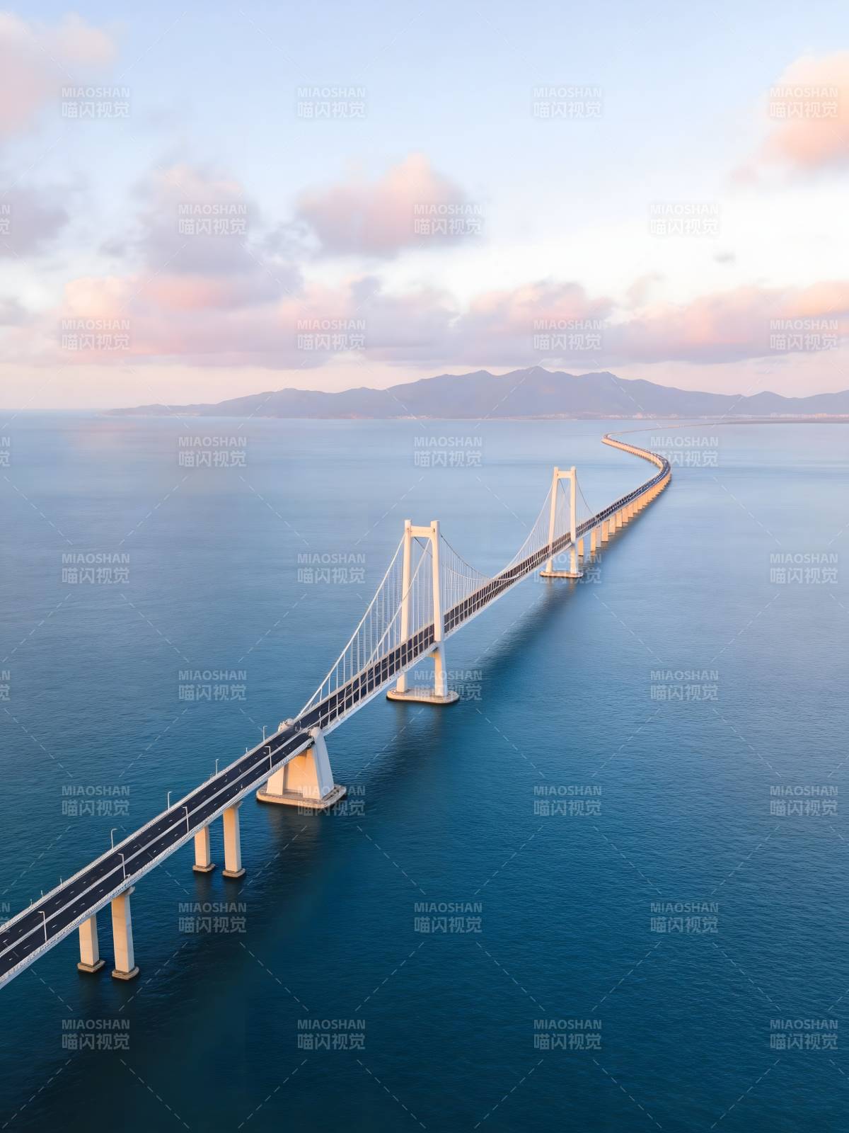 跨海长桥 直通远山云霞图片