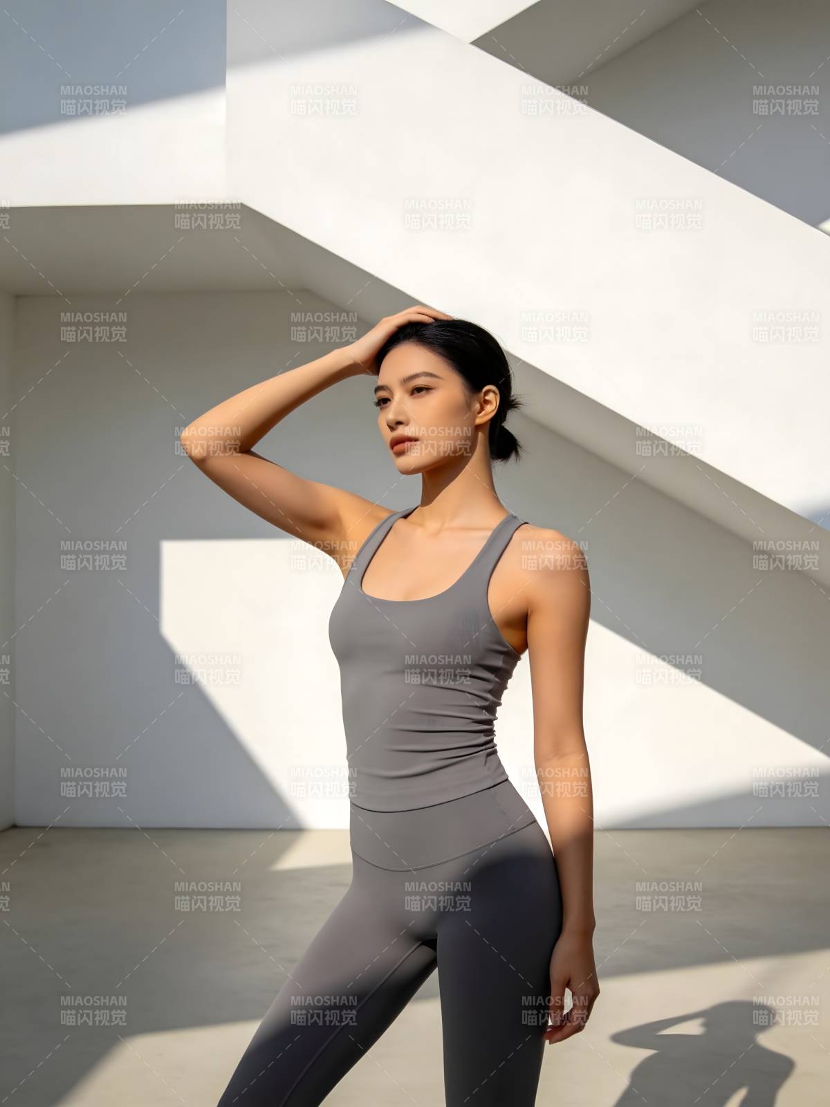 灰调瑜伽服 光影中的优雅姿态图片