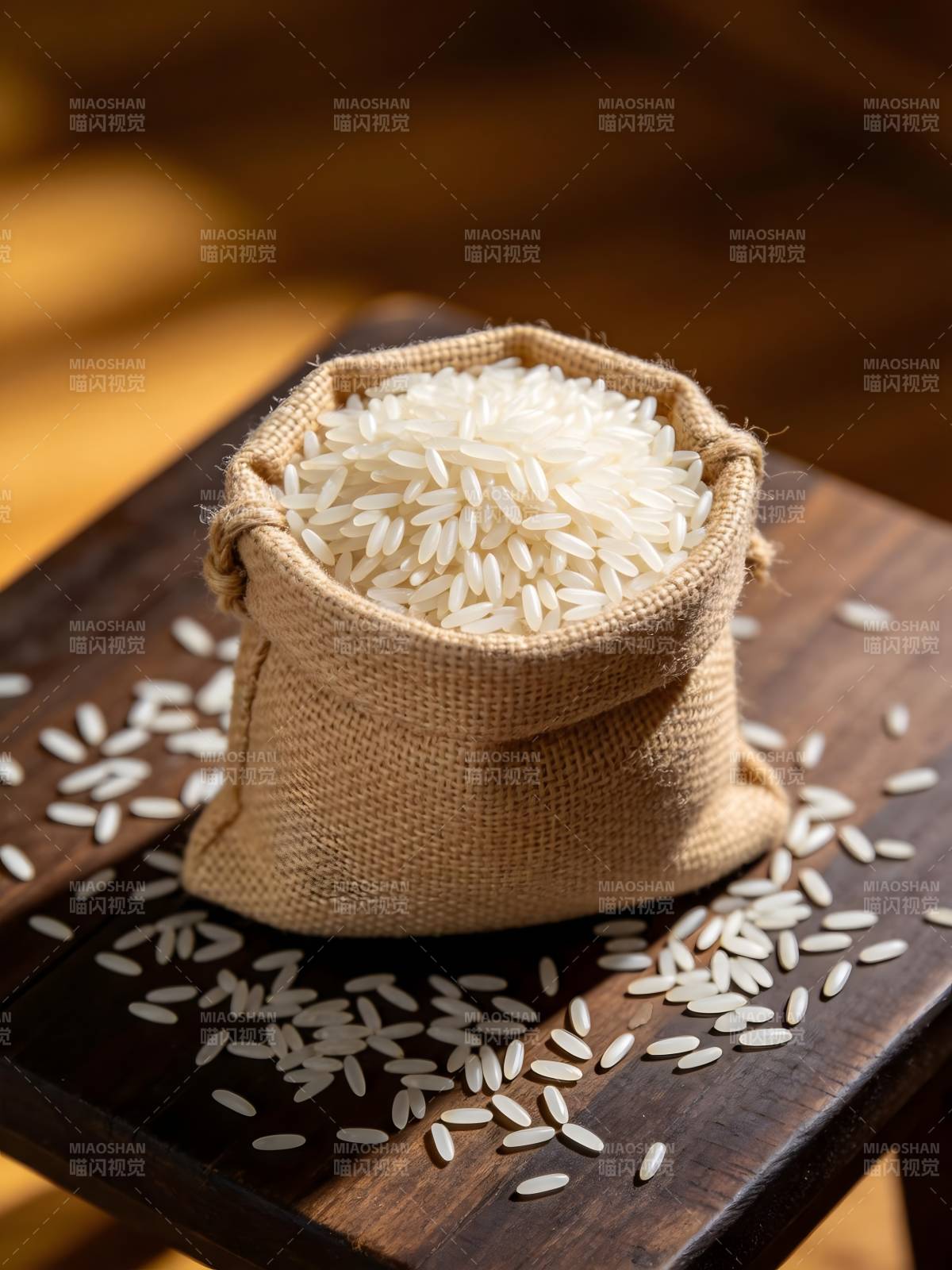麻袋盛白米 木桌洒粒香图片