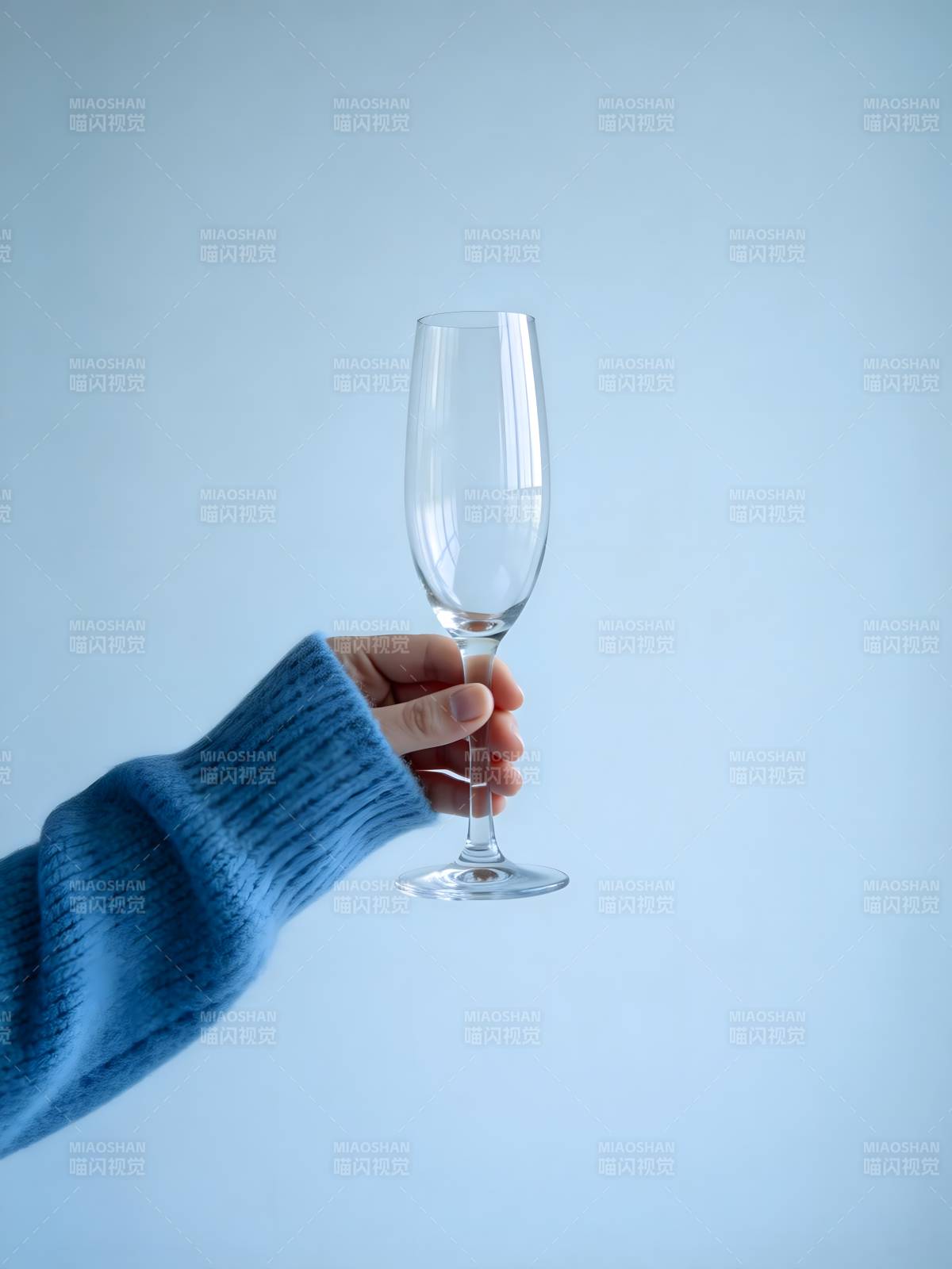 蓝袖持空杯 静待佳酿来图片