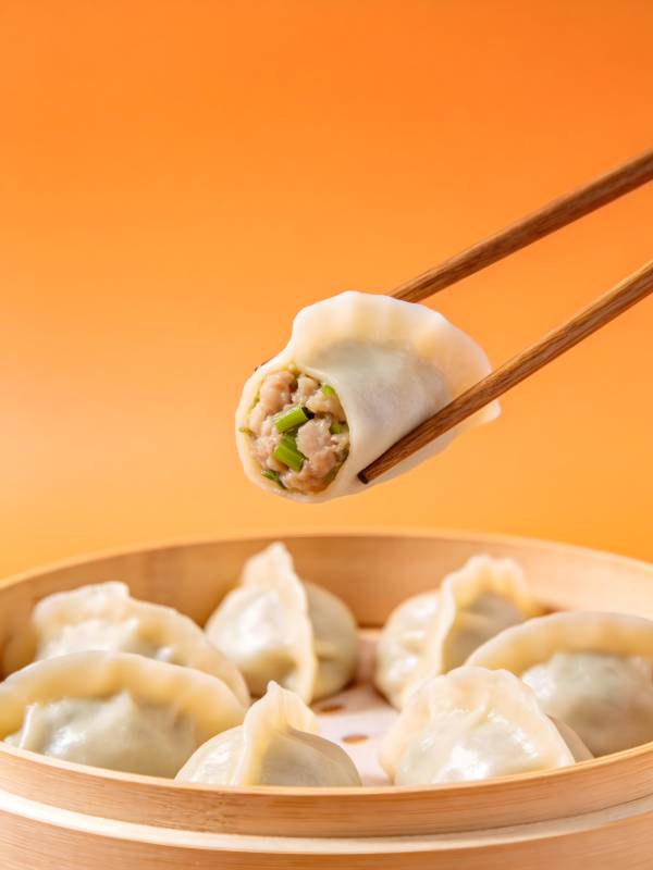 筷子夹起鲜香蒸饺图片