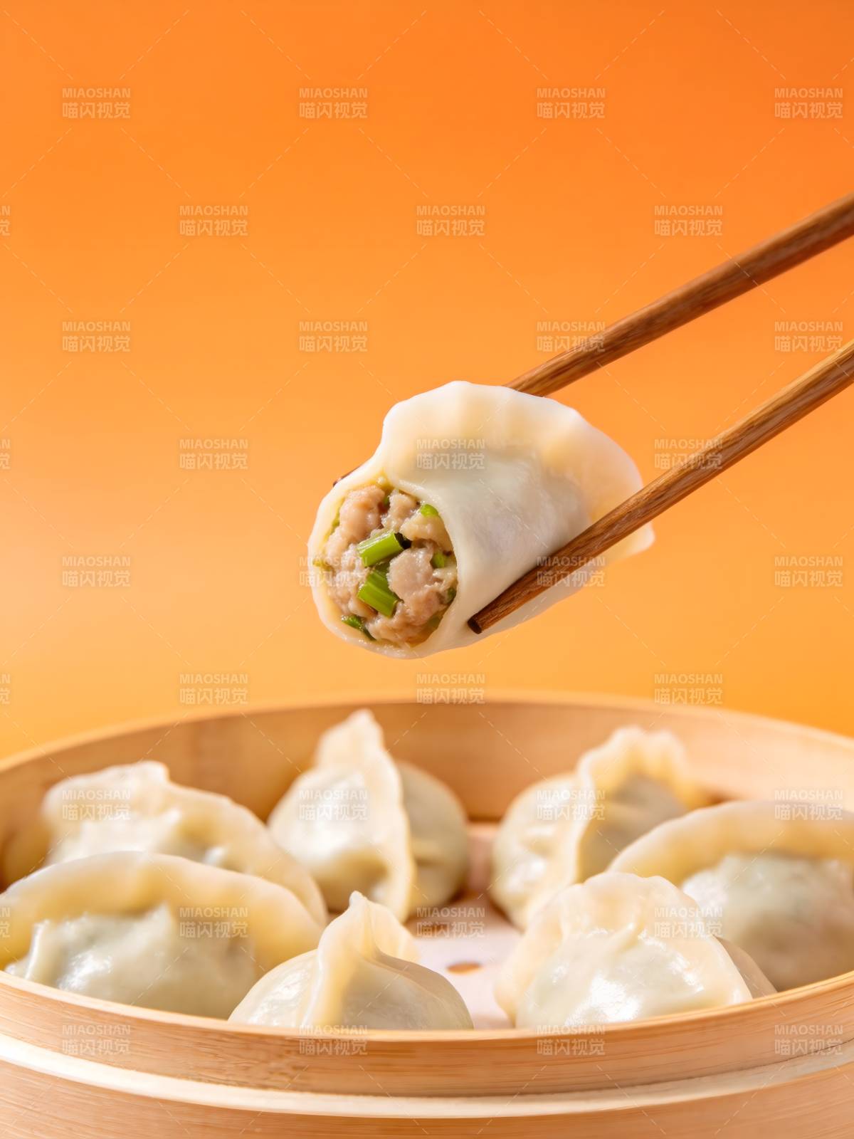筷子夹起鲜香蒸饺图片