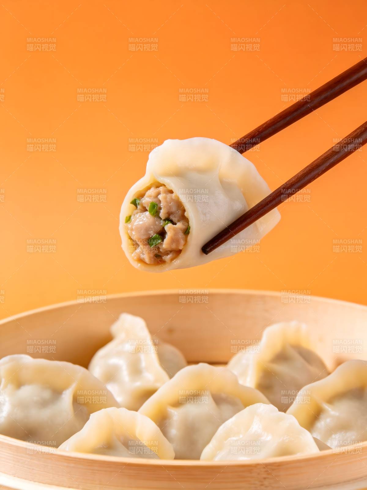 筷子夹起鲜香饺子图片