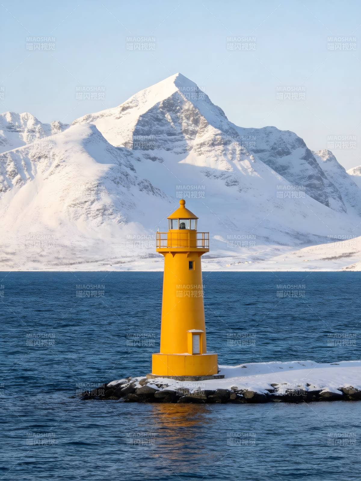 雪山海间黄灯塔图片