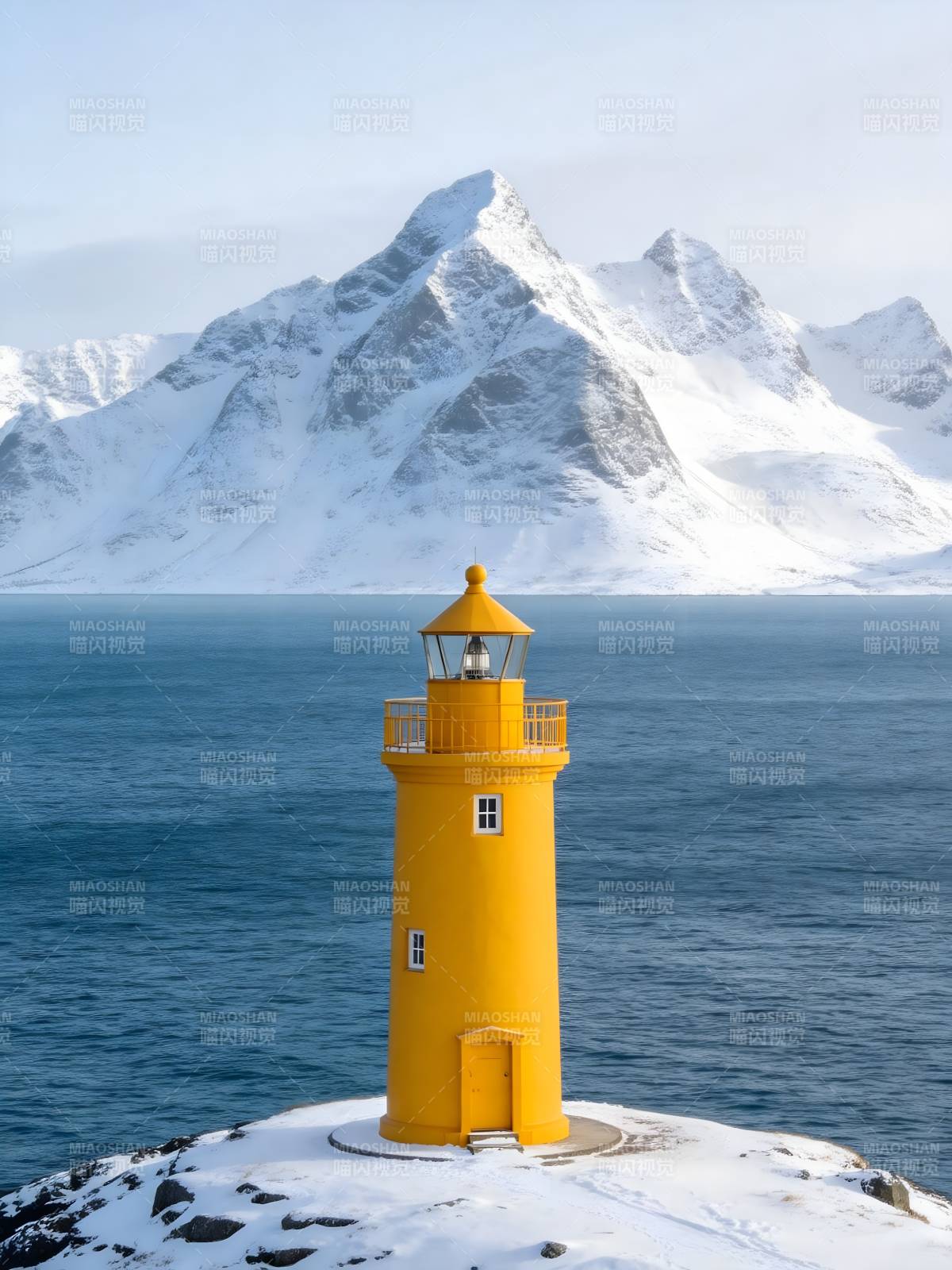 雪山海间黄灯塔图片