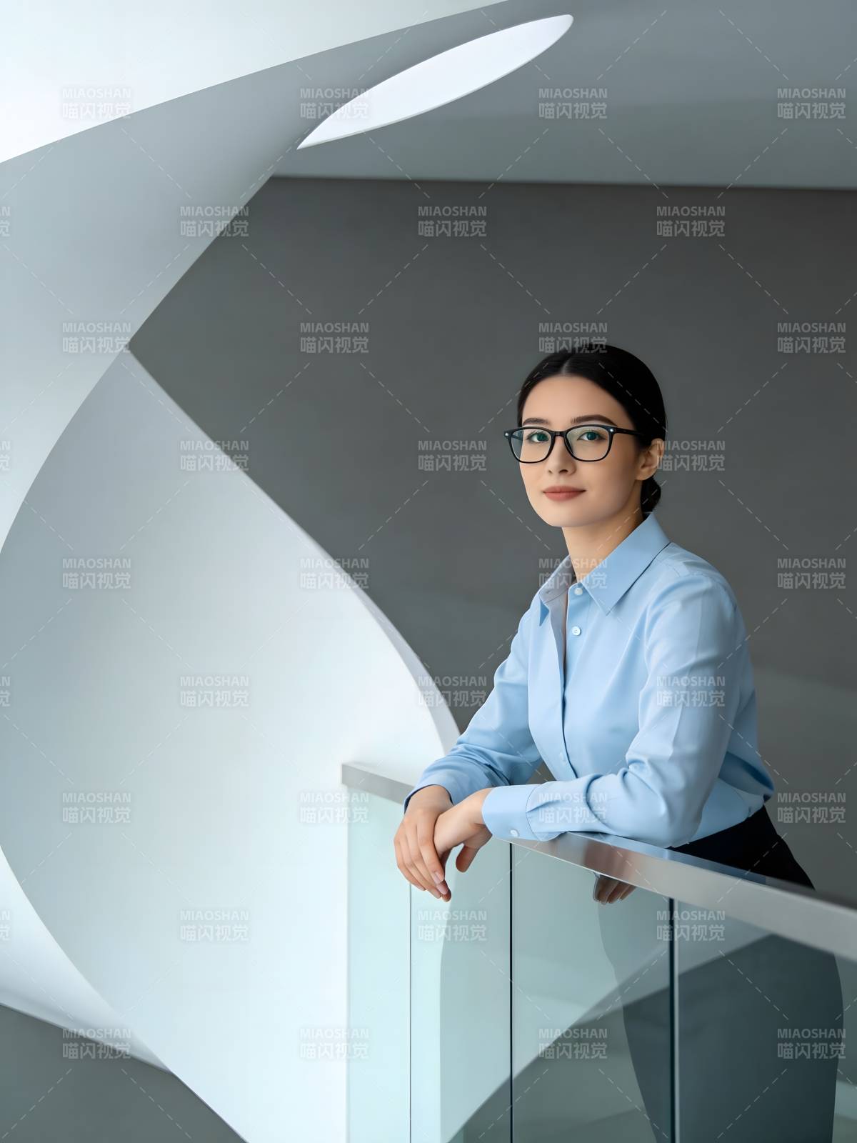现代建筑中的知性女性图片