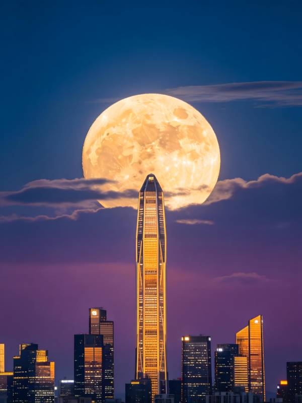 月悬摩天楼 城夜共辉煌图片