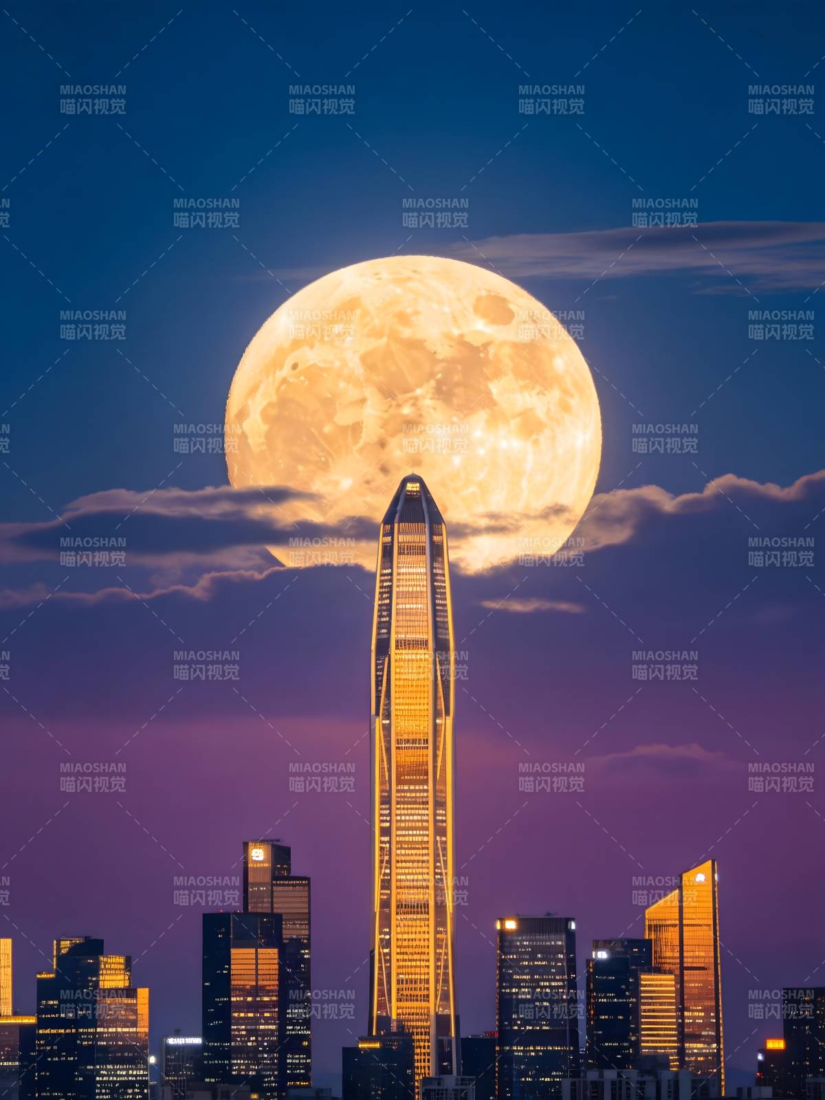 月悬摩天楼 城夜共辉煌图片