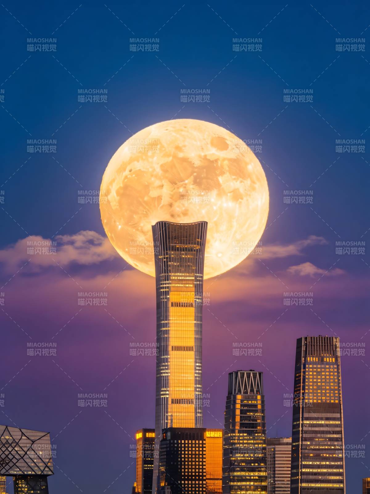 月悬摩天楼 京城夜如画图片
