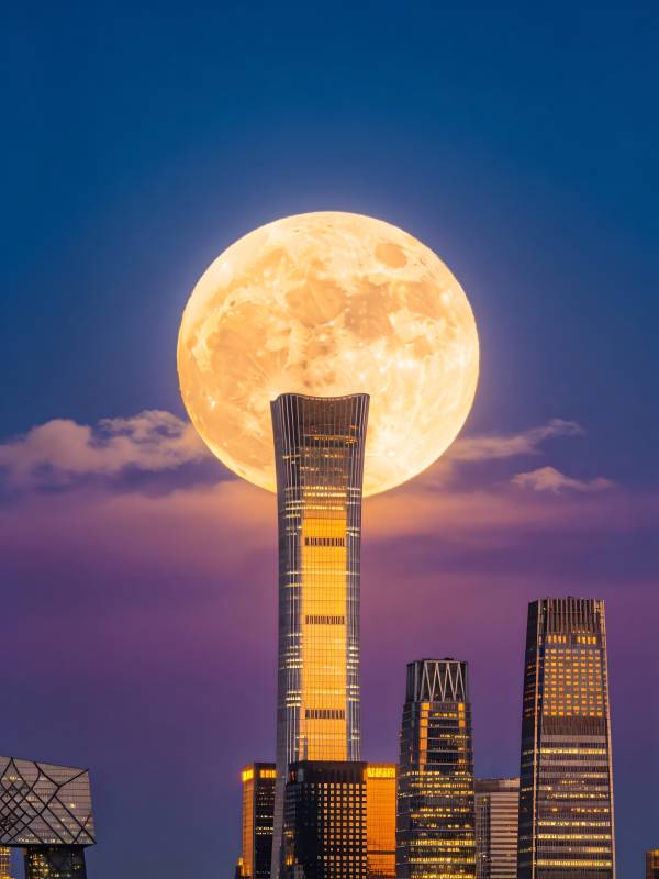 月悬摩天楼 京城夜如画图片