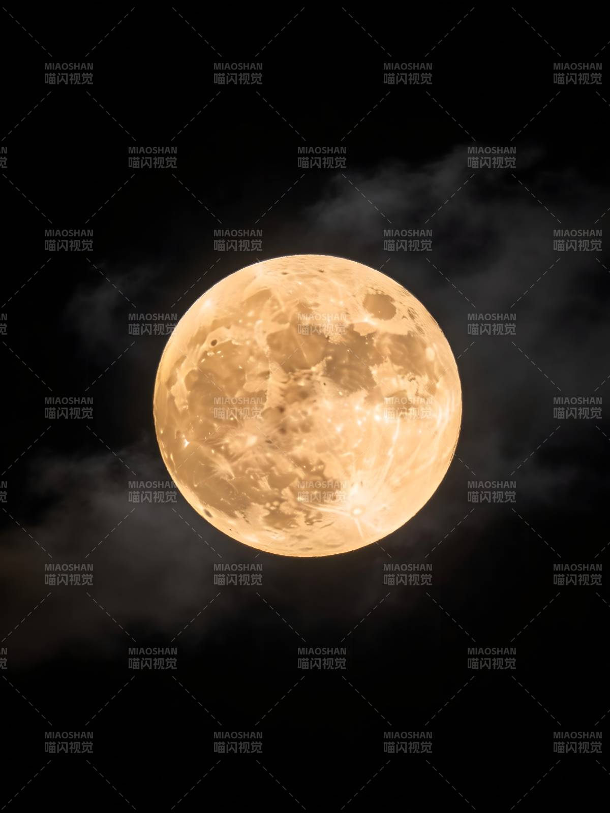 月满云遮夜 清辉洒人间图片
