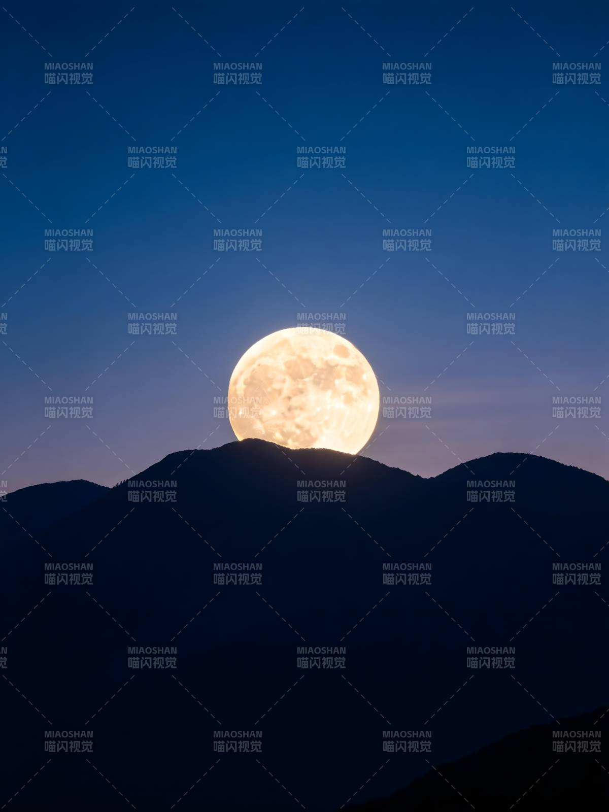 月出山巅 静夜如画图片
