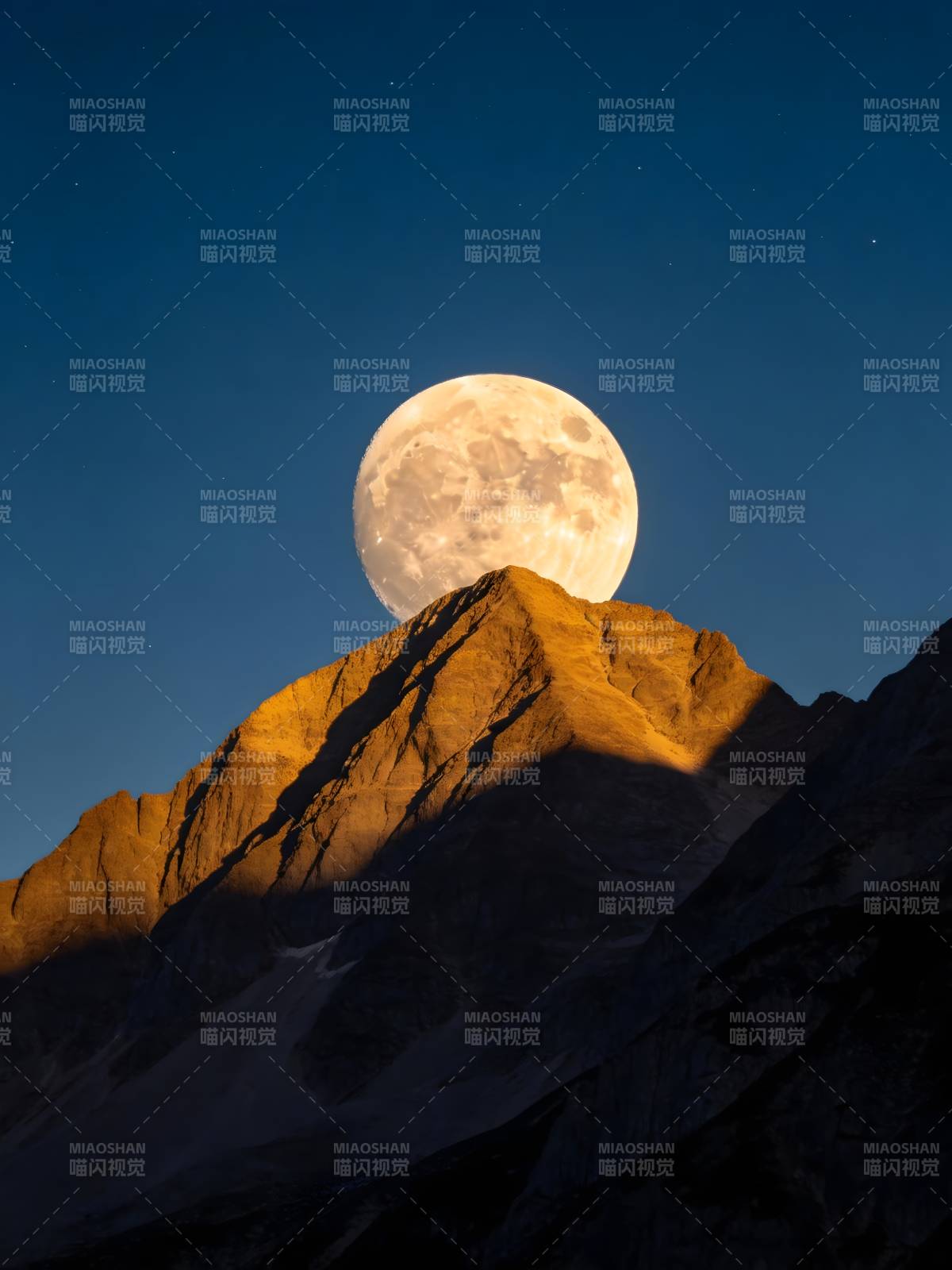 月升山巅 金辉耀夜图片