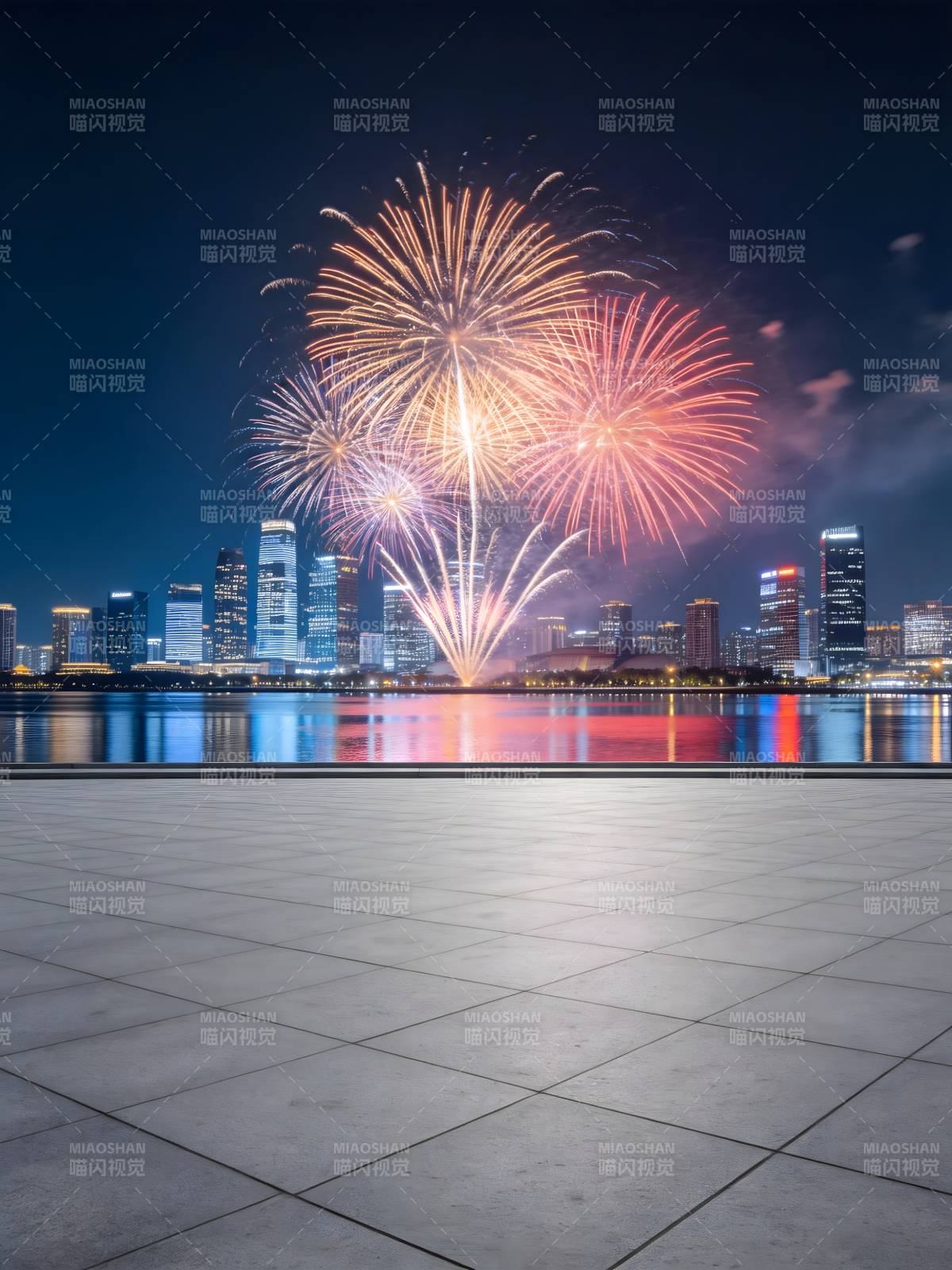 烟花映城夜 璀璨照水天图片