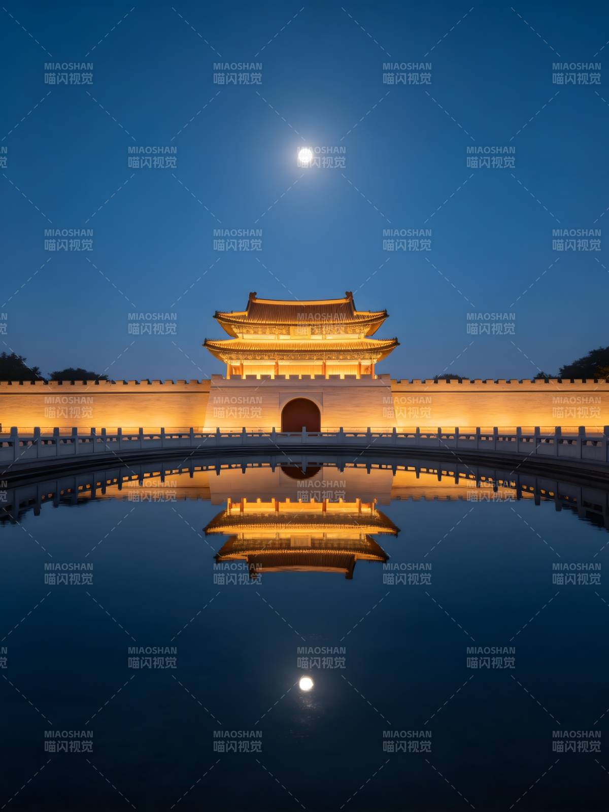 月映宫门 倒影如画图片