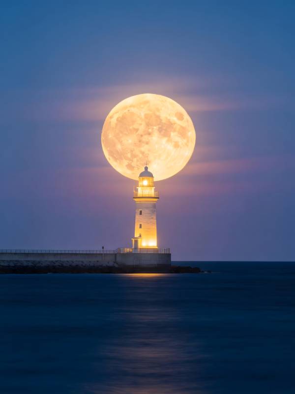 月满灯塔 海夜温柔图片