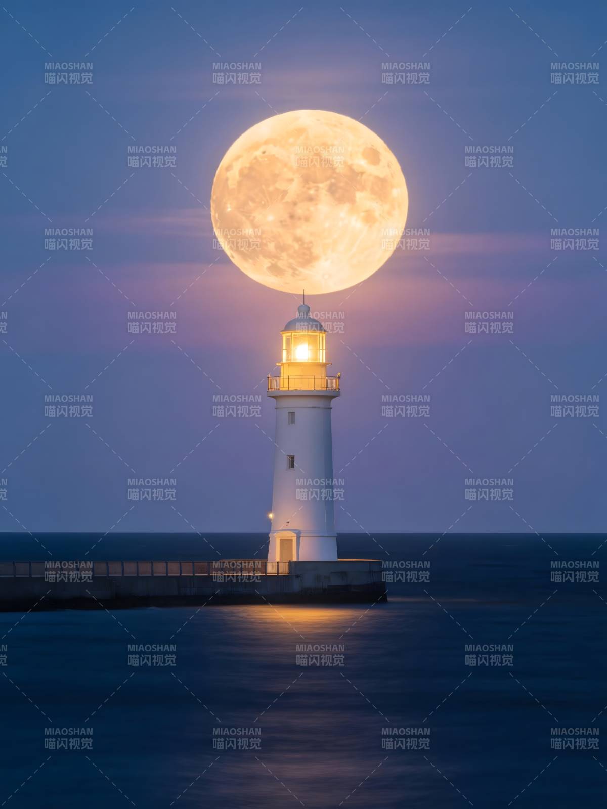 月悬灯塔 海夜温柔图片