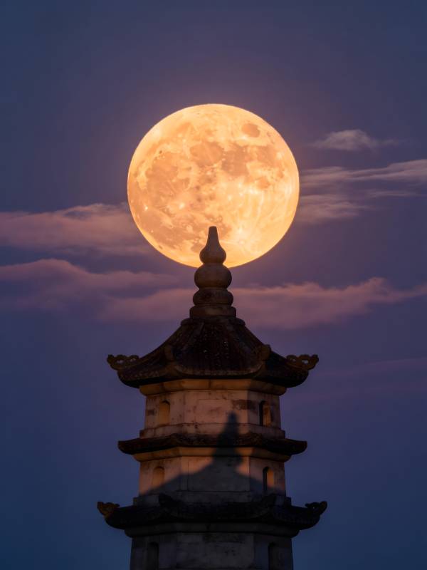月满古塔 夜色如诗图片