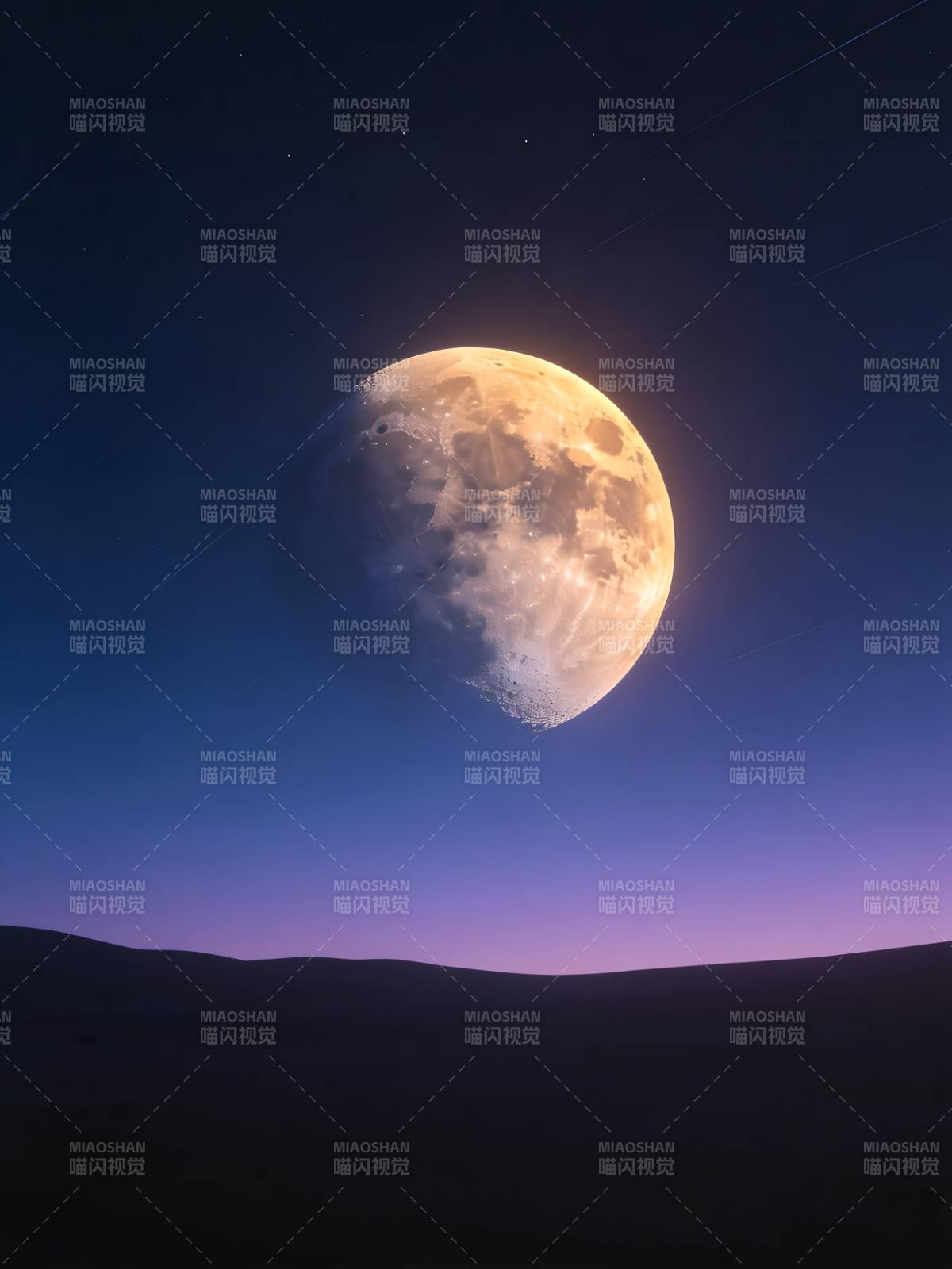 月升紫夜 星轨轻拂山峦图片