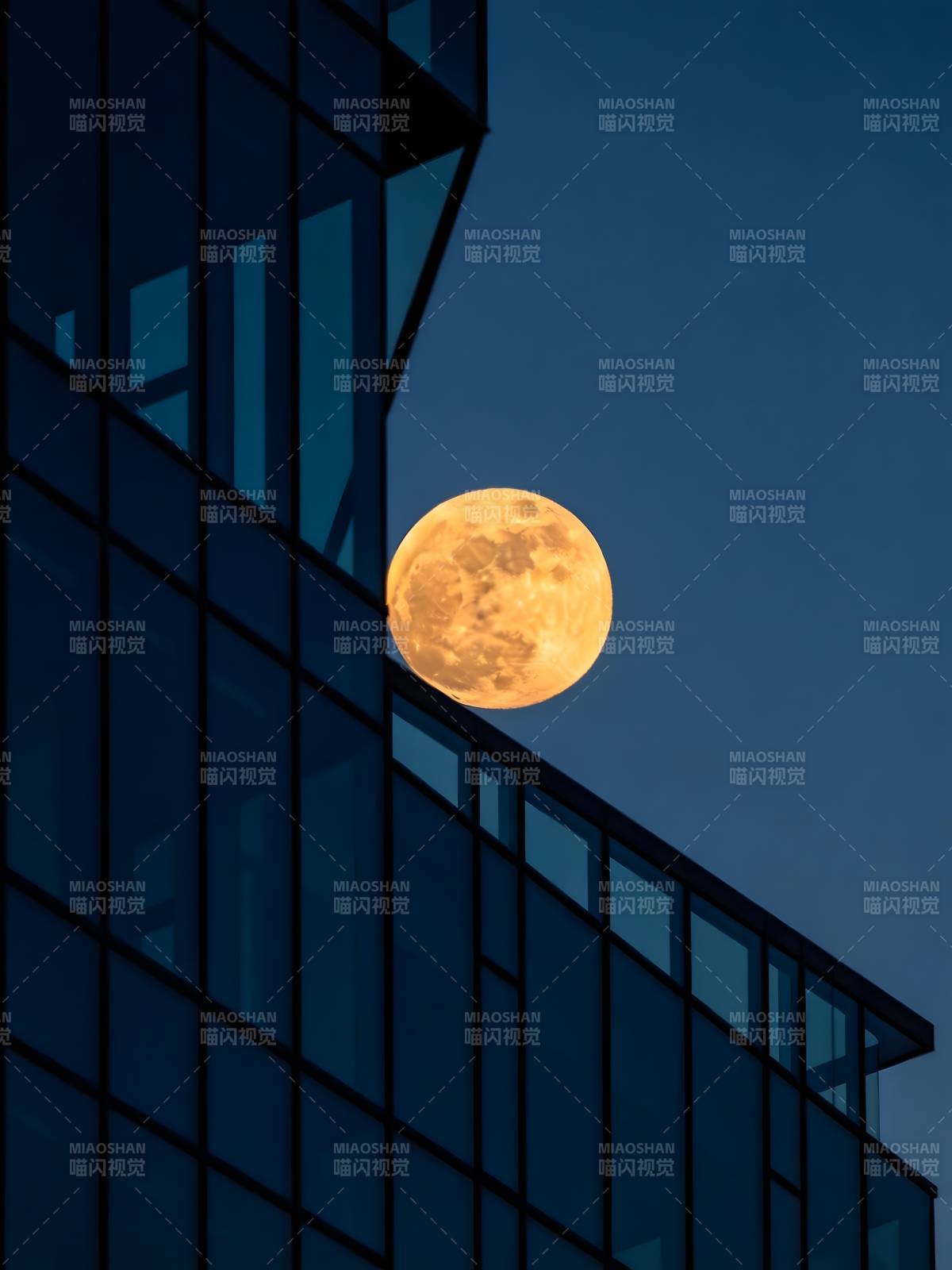 月悬楼角 夜静城幽图片