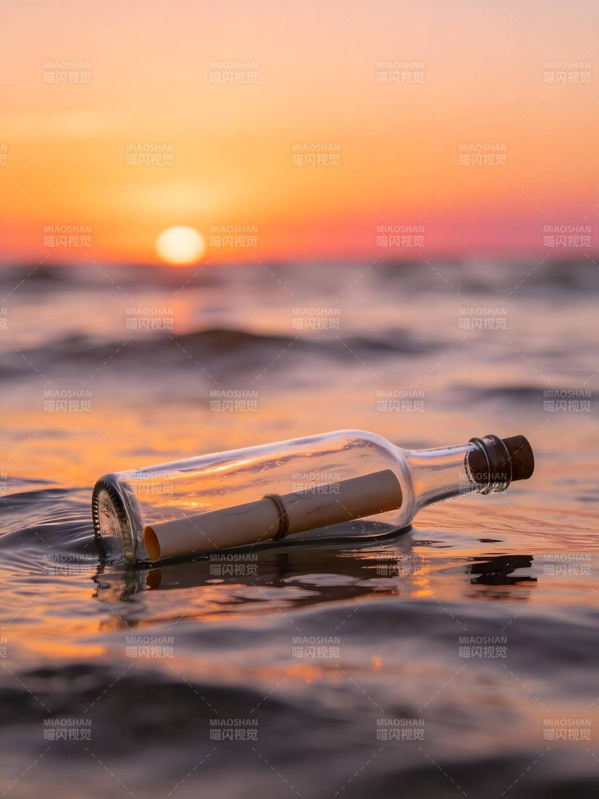 夕阳下的漂流瓶图片