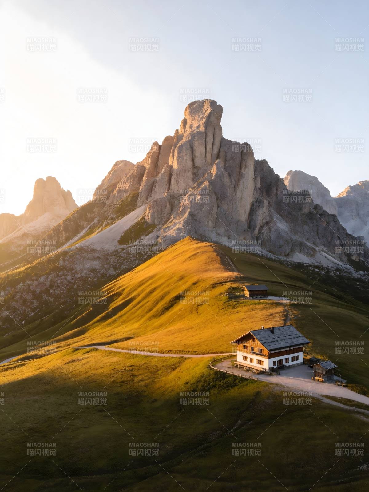 山巅小屋 夕照金辉图片