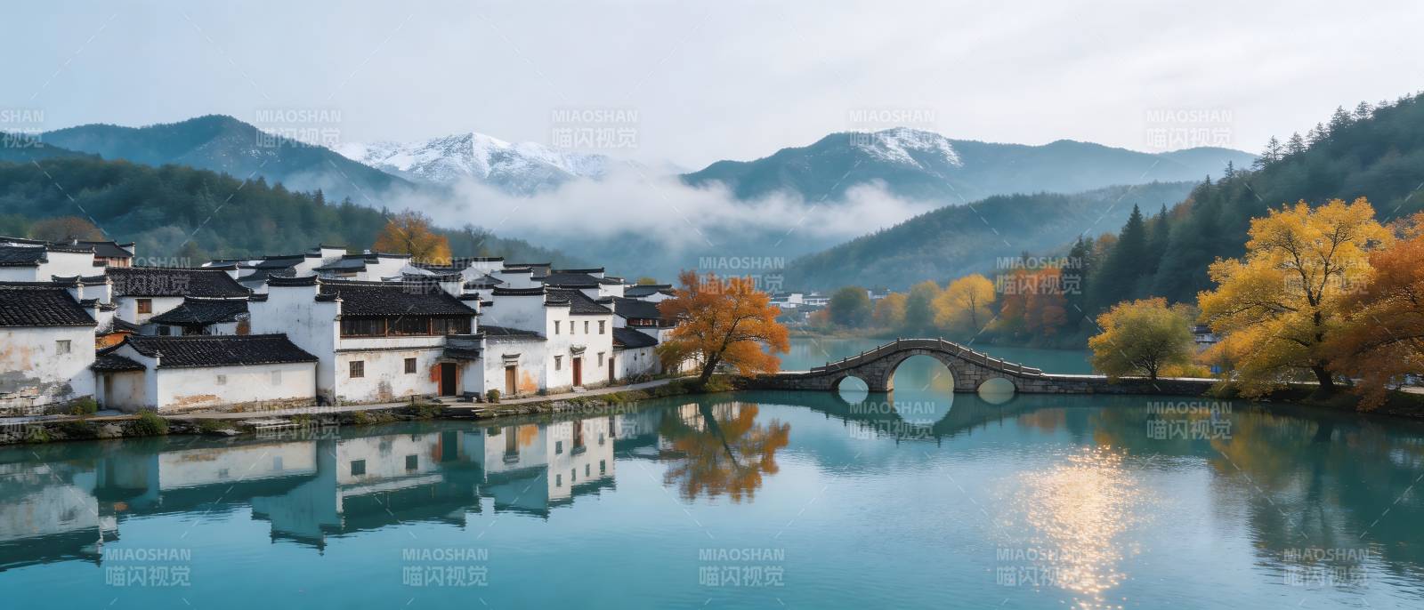 秋韵古村 桥影映水山含雪图片