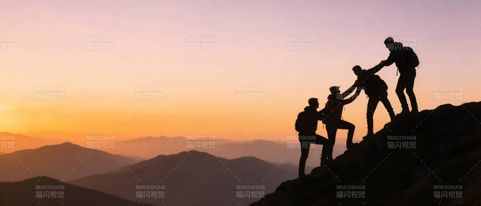 登山互助 共攀高峰图片